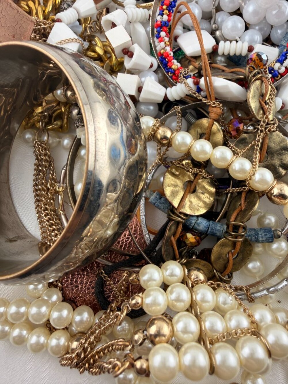 3 full pounds of Wearable Fashion and Modern Costume Jewelry! - Picture 4 of 6